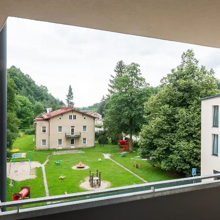 Rodinne S Loznicemi A Balkonem 브르흘라비