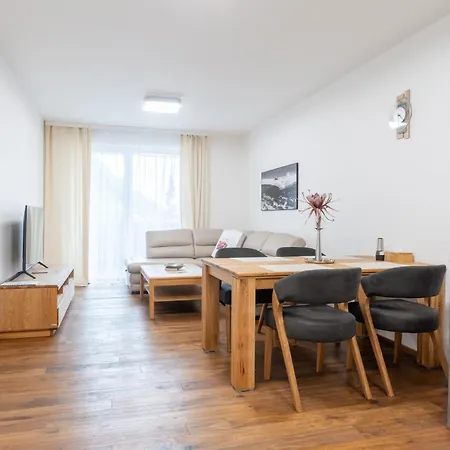 Rodinne S Loznicemi A Balkonem 아파트 *