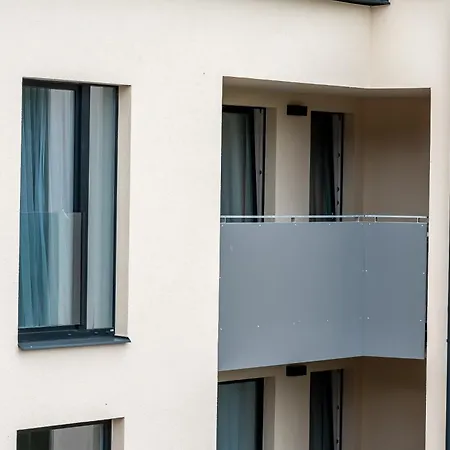 Rodinne S Loznicemi A Balkonem 브르흘라비