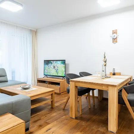 Rodinne S Loznicemi A Balkonem