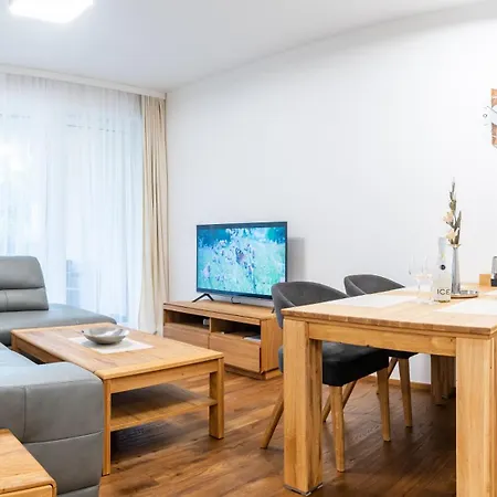 Rodinne S Loznicemi A Balkonem 브르흘라비
